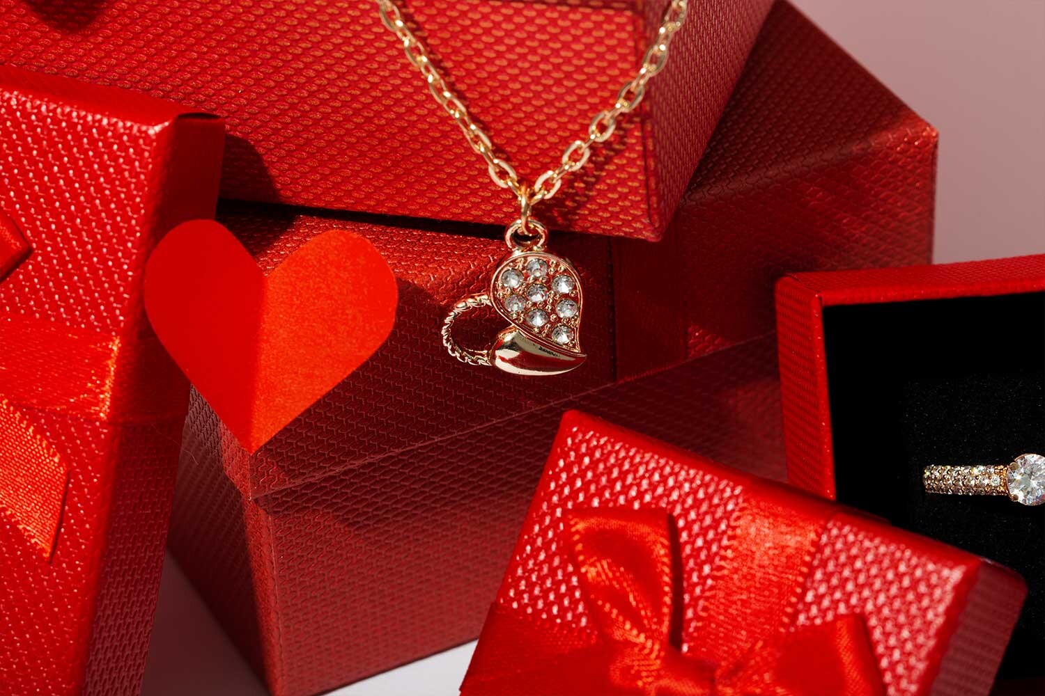 Sevgilinize En Özel Hediye: İsimli Gümüş Kolye Modelleri ve Anlamları